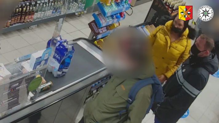 Kopy i dupání na hlavu. Kamera zachytila brutální útok v obchodě v Praze